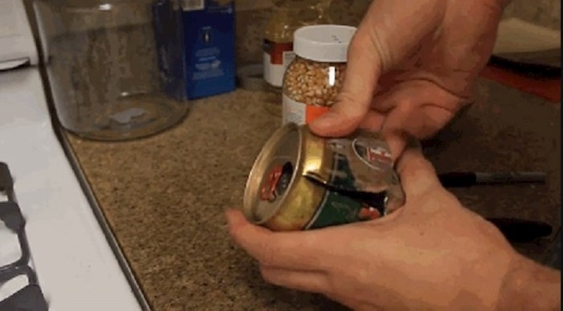 Ovaj lik je ispekao kokice u limenci, pogledajte kako je to moguće