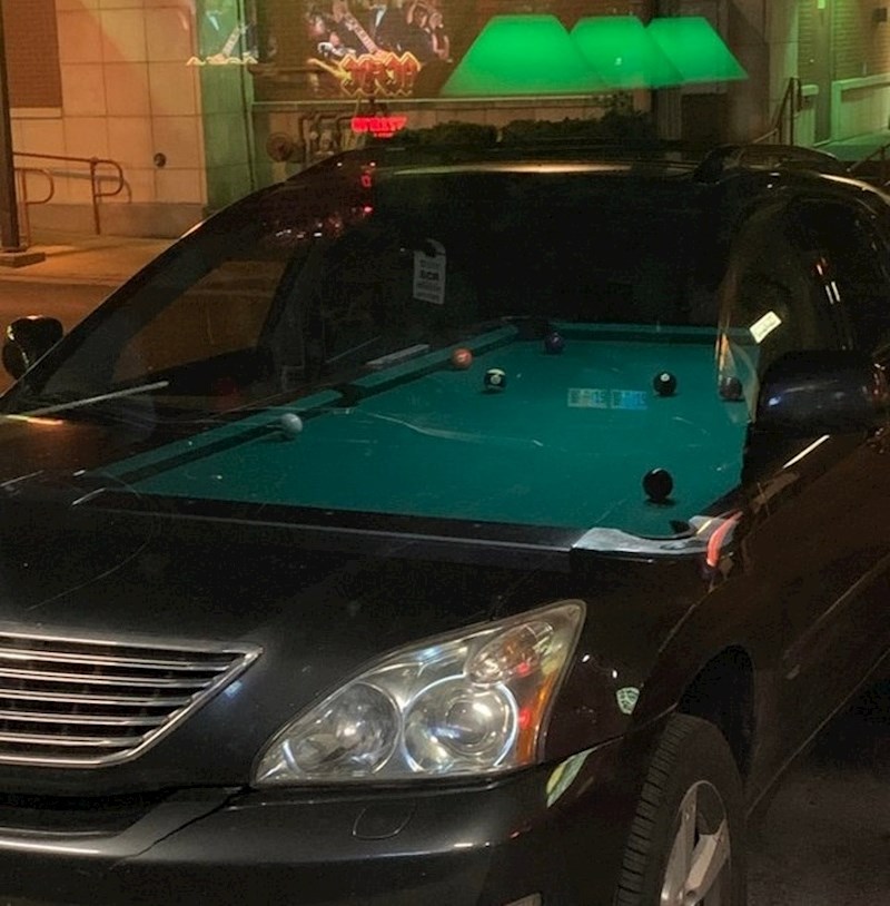 Izgleda kao da je biljar u autu