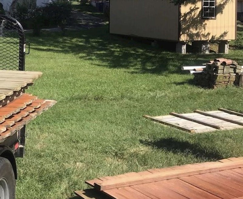 Zbog sjene se čini kao da ova drvena daska levitira