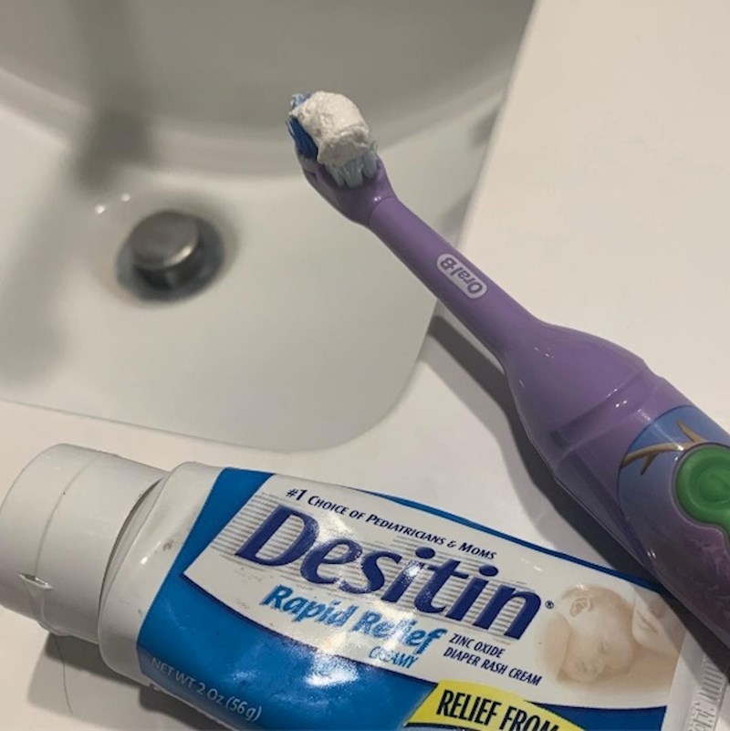 Ova mama je bila jako umorna, pokušala je oprati zube kremom protiv osipa