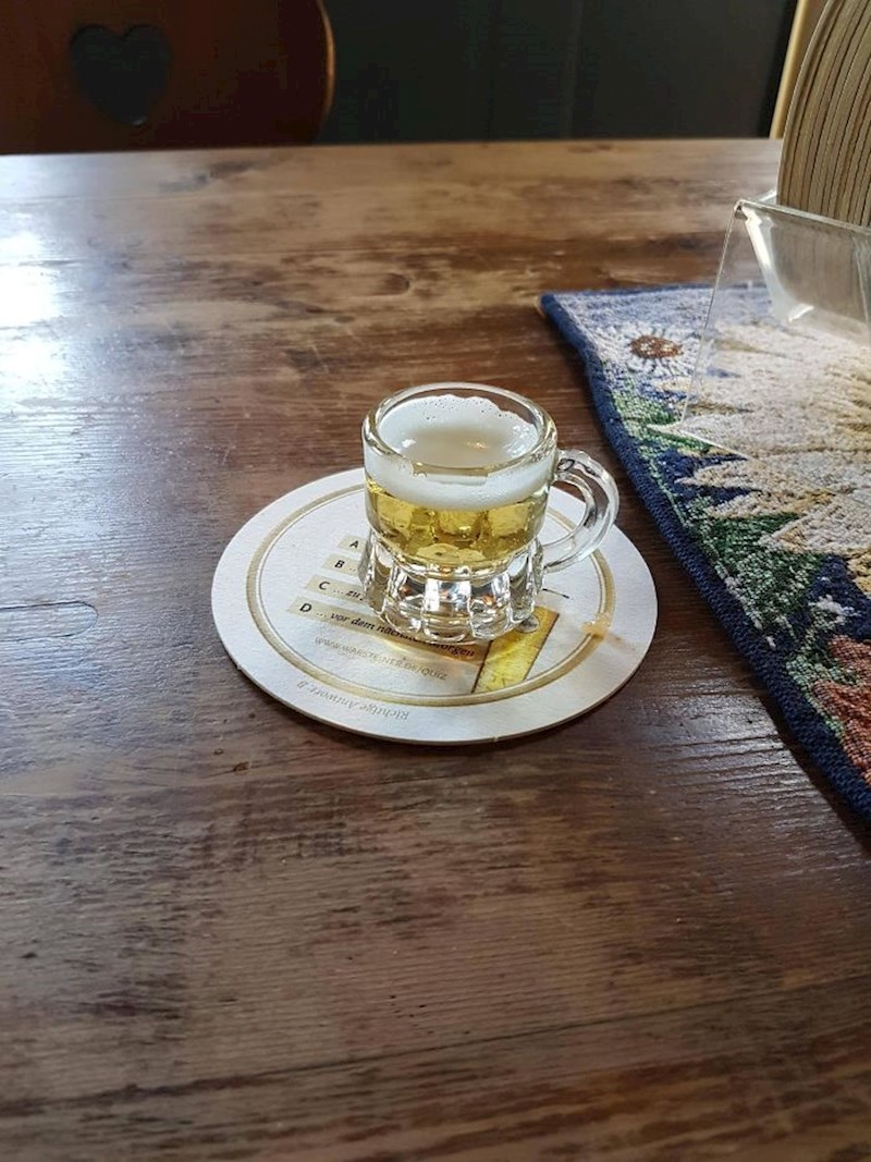 "Nakon obilnog obroka u Berlinu, naručio sam malo pivo..."