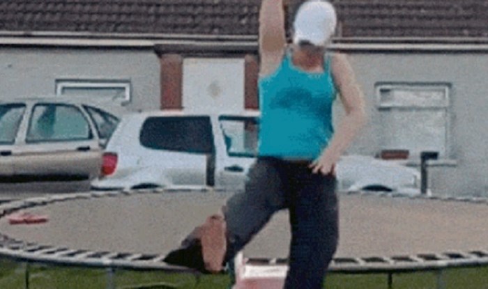 Ne baš najpametnija žena podcijenila je svoju kilažu i skočila s trampolina na tobogan