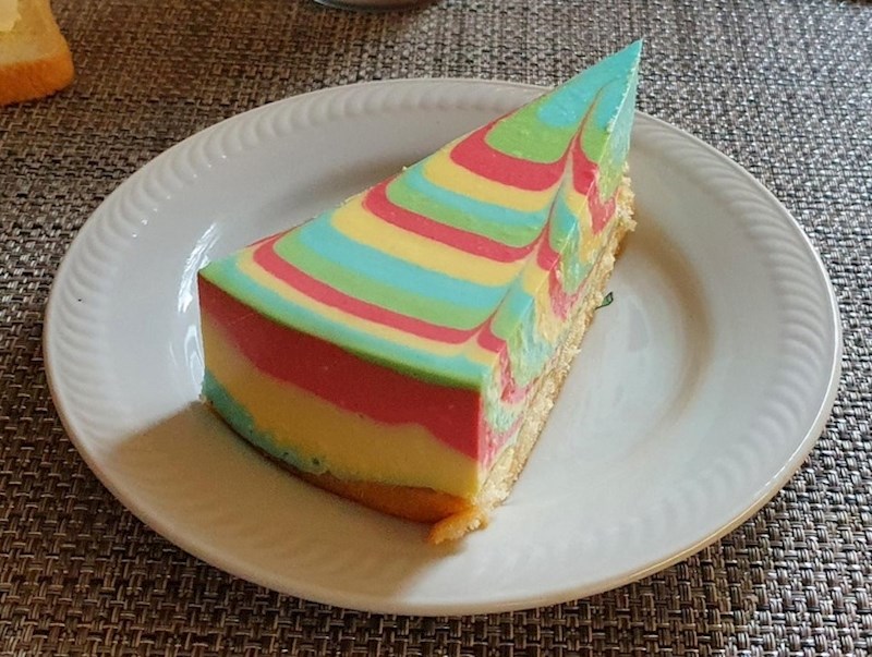 "Moja žena je u tortu od sira ubacila jestive boje i sada je još bolja!"