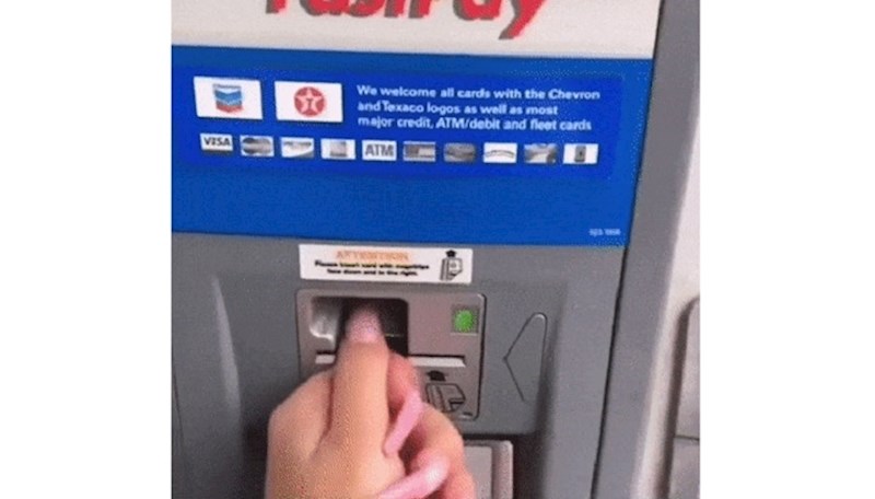 Cura s ogromnim noktima pokušala je iščupati karticu iz bankomata, pogledajte presmiješnu snimku