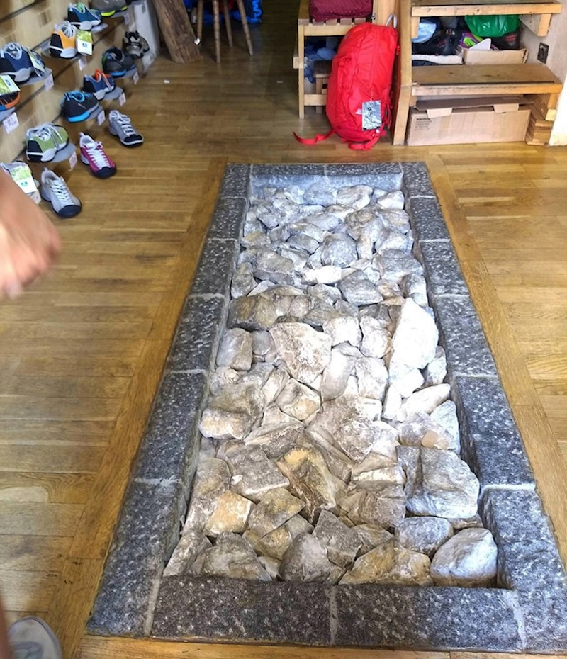 Ovo kamenje služi kako bi kupci isprobali obuću u vanjskim uvjetima