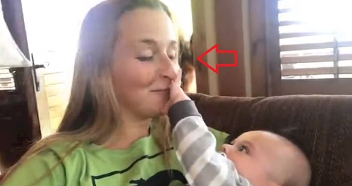 Mama je snimala bebu, odjednom se pojavio potpuno neočekivani gost