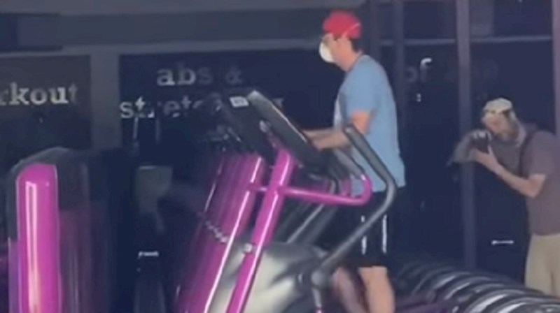 Snimili su lika koji nije odustao od vježbanja čak ni kada su prosvjednici razbili teretanu