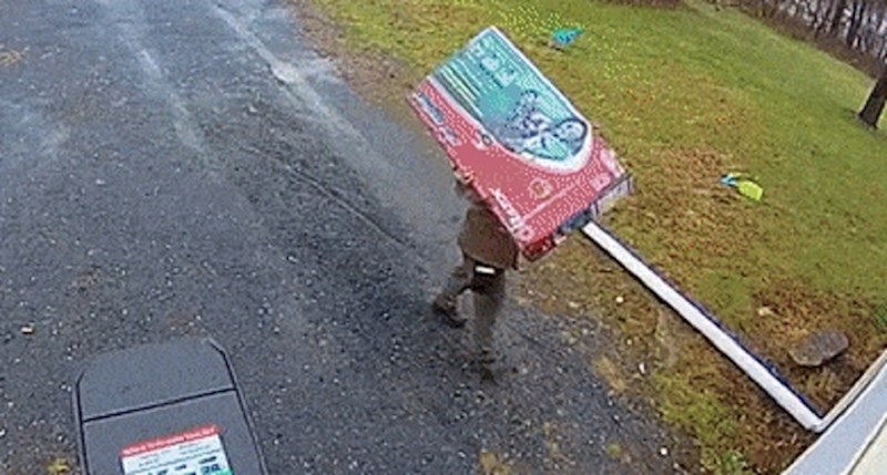 Ljudi nisu bili kod kuće, pogledajte kako im je dostavljač ostavio skupi predmet. Genije ili idiot?