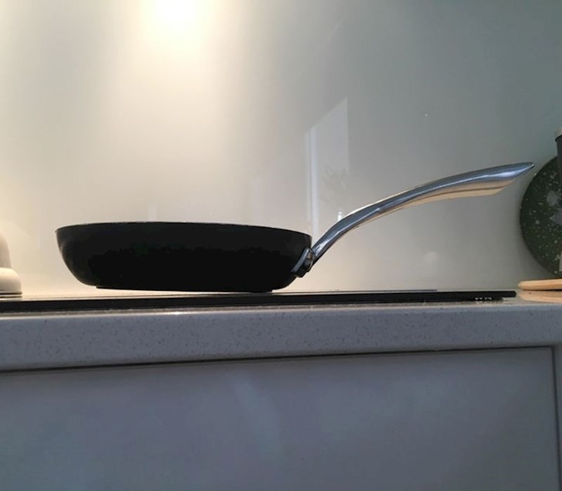 Ova tava koja uvijek ovako stoji