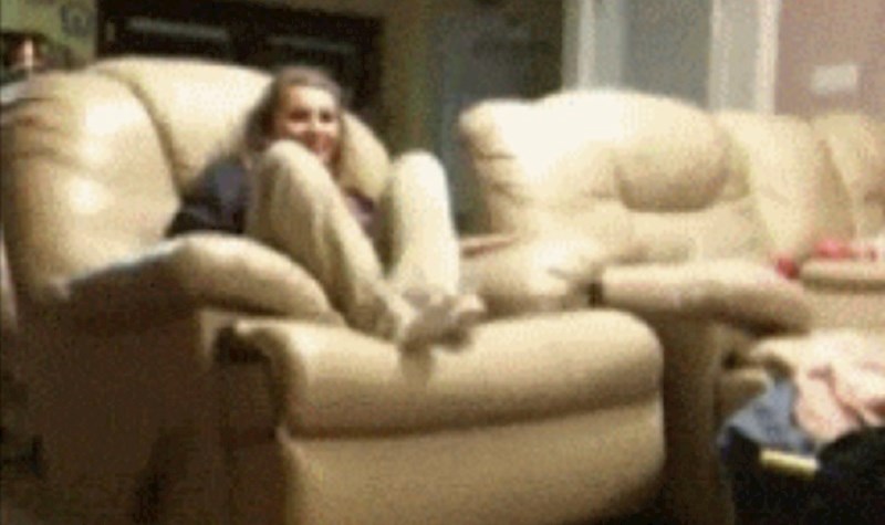 Cura je sjela na fotelju, ubrzo je to požalila