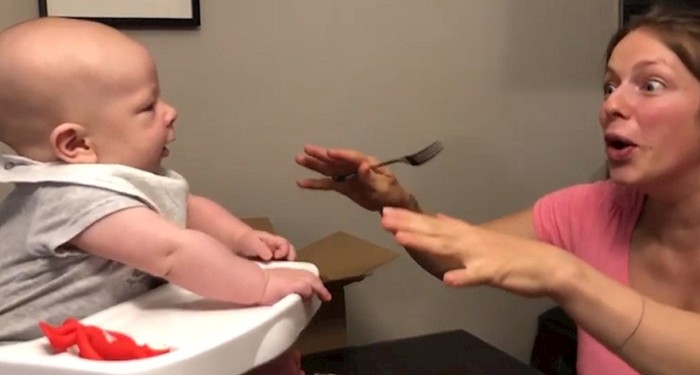 Tata je snimio preslatku povezanost između mame i bebe