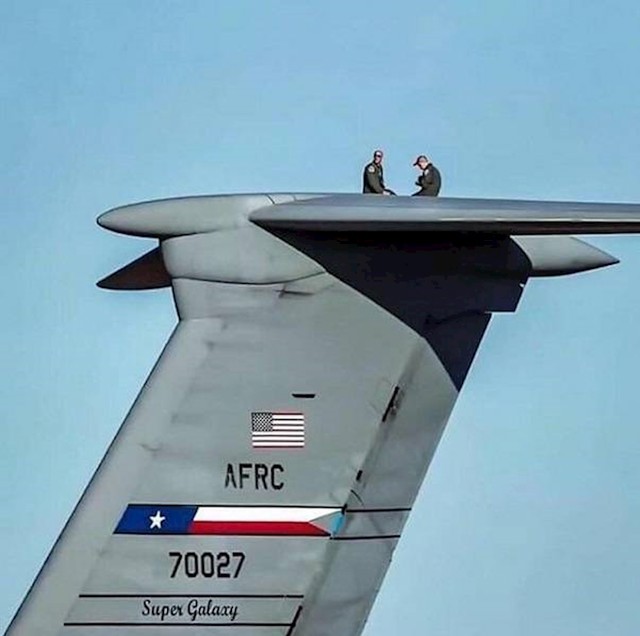 Dva mehaničara na tranportnom avionu C-5 Galaxy