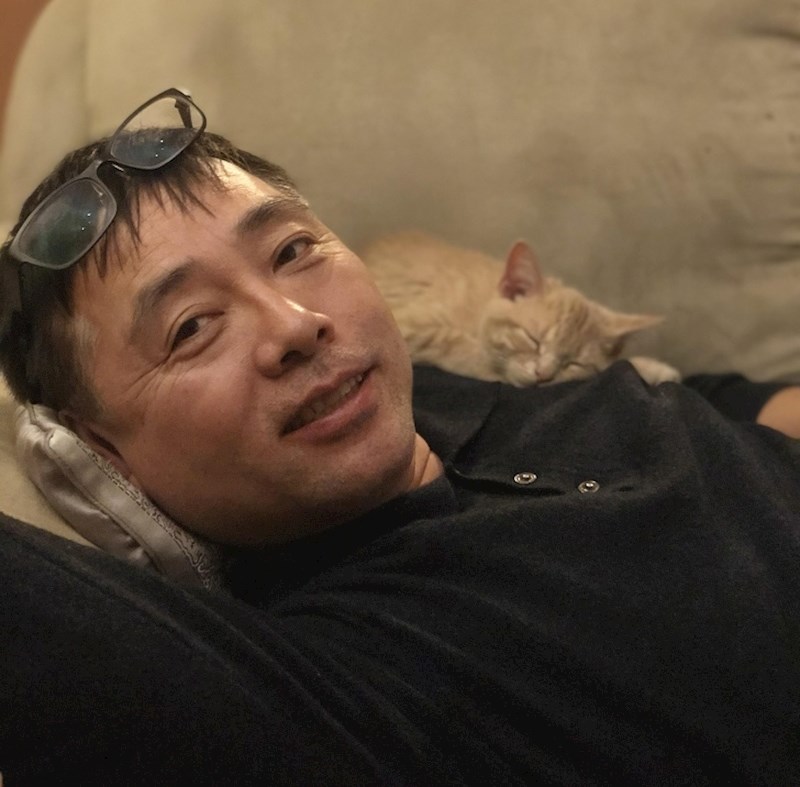 "Mrzim mačke!"  Sada - "Slikaj ga dok spava na mom ramenu!"