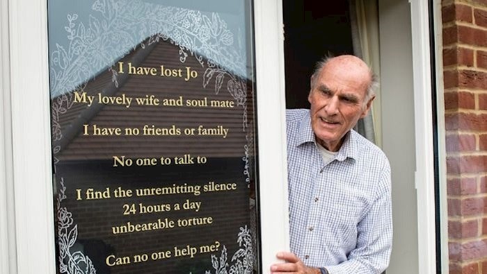 Ovom čovjeku supruga je umrla od raka, postavio je znak da traži prijatelje jer je usamljen