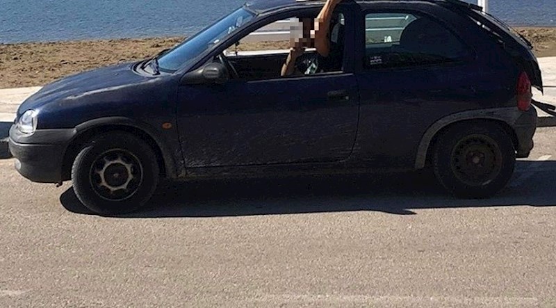 U Dalmaciji su slikali ovaj auto zbog jednog čudnog detalja, evo čemu su se smijali