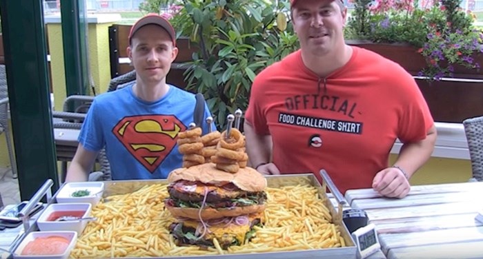 VIDEO Ova dva čovjeka pokušala su pojesti XXL burger od 8 kilograma, mislite li da im je uspjelo?