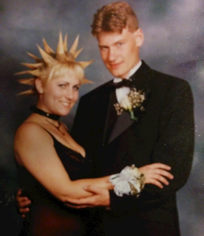 "Pratnja na maturalnoj bio mi je ovaj siroti stranac na studentskoj razmjeni. Njegovi roditelj su sigurno požalili što su ga poslali u SAD kada su ugledali moju frizuru na fotografiji..."