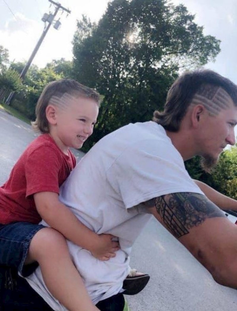 ...pa i na frizurama, dok voze djecu bez zaštitne kacige