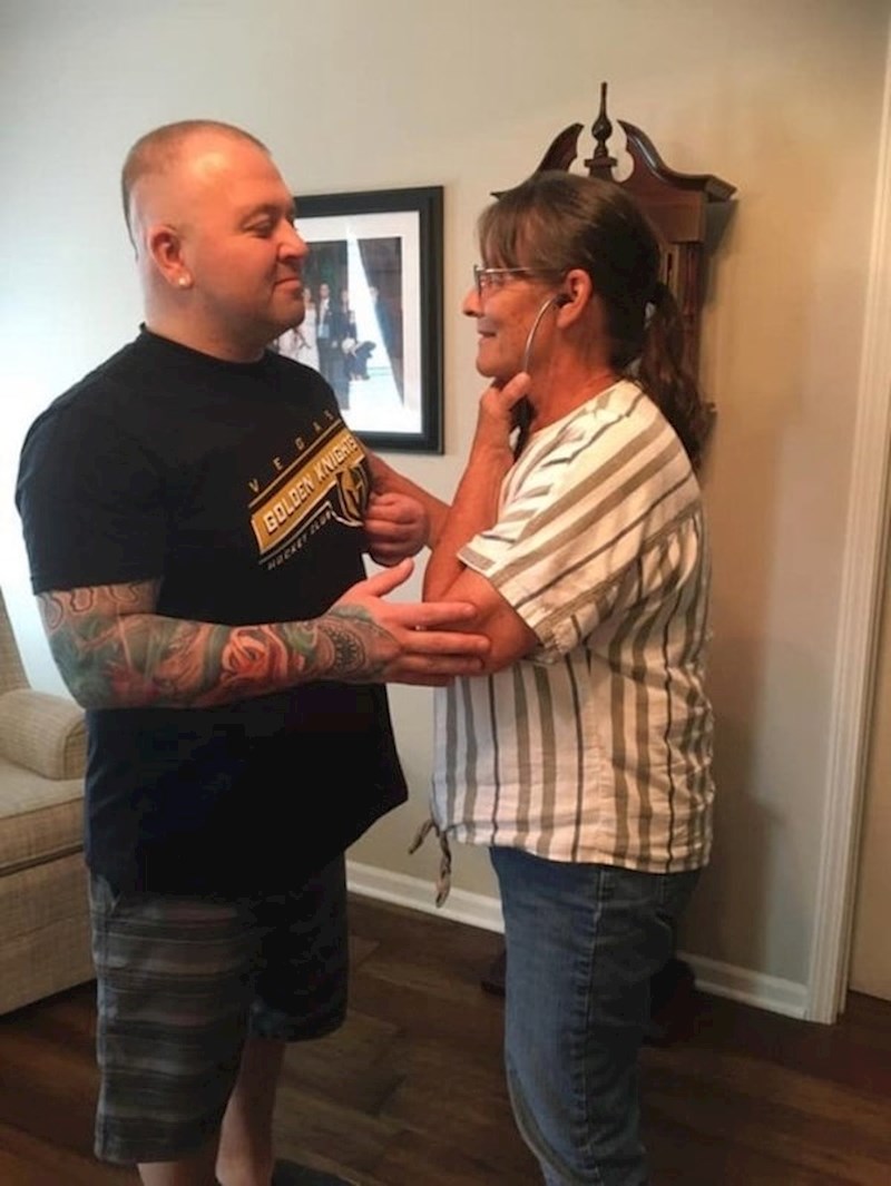 Žena sluša srce njene kćeri koje je donirano ovom čovjeku...