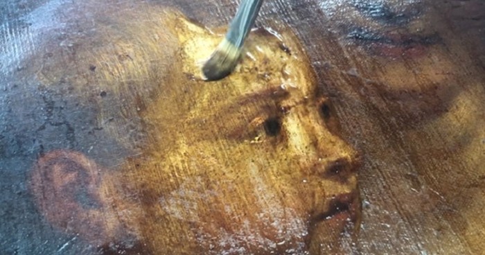 VIDEO Pogledajte kako izgleda stručna restauracija i čišćenje potamnjele stare slike