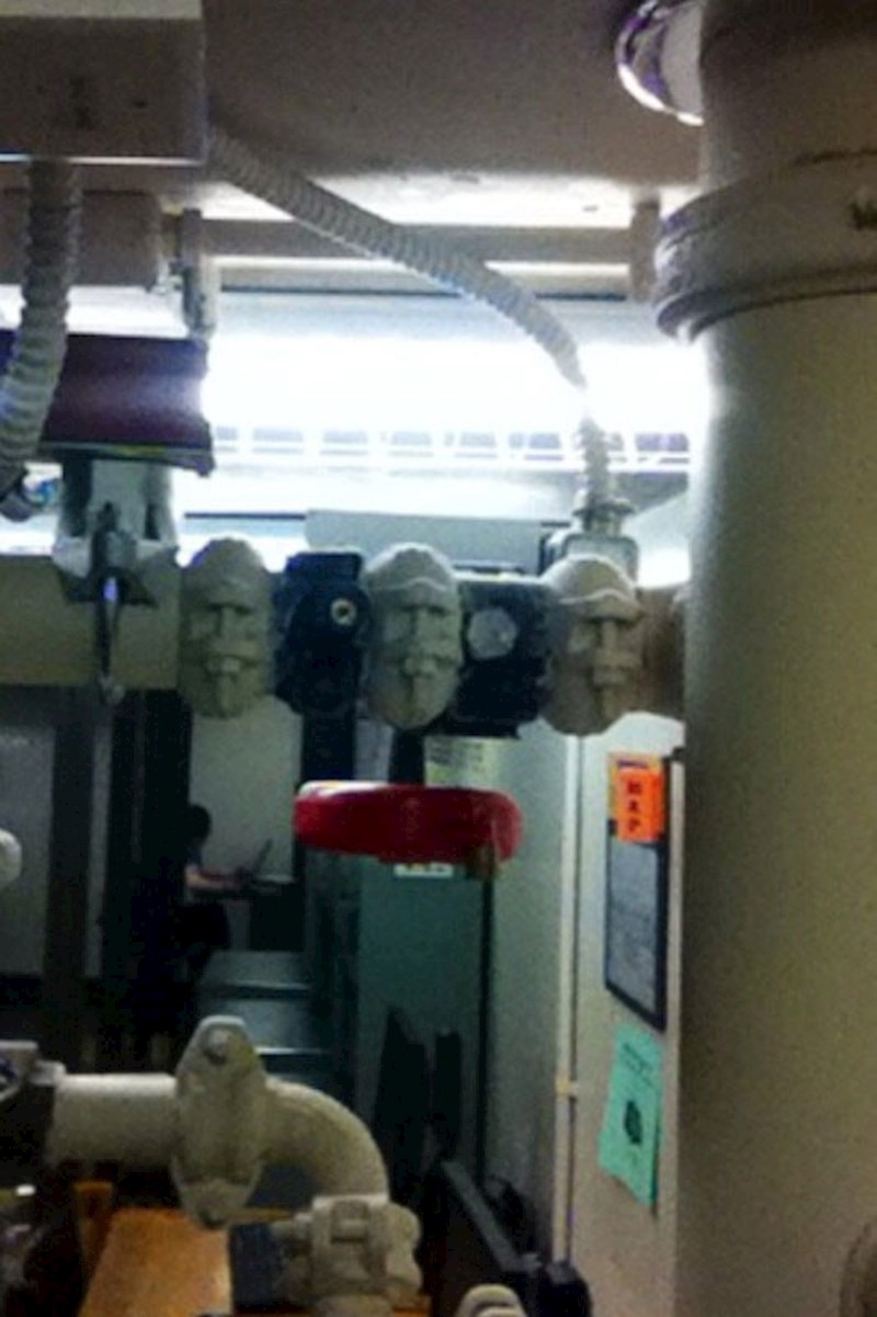 Tri ozbiljna muškarca