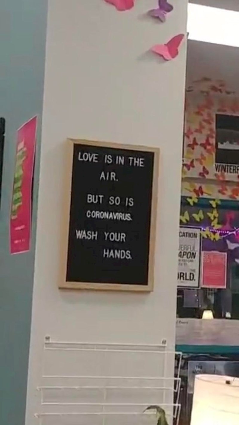 Ljubav je u zraku, ali i korona virus. Perite ruke! :D