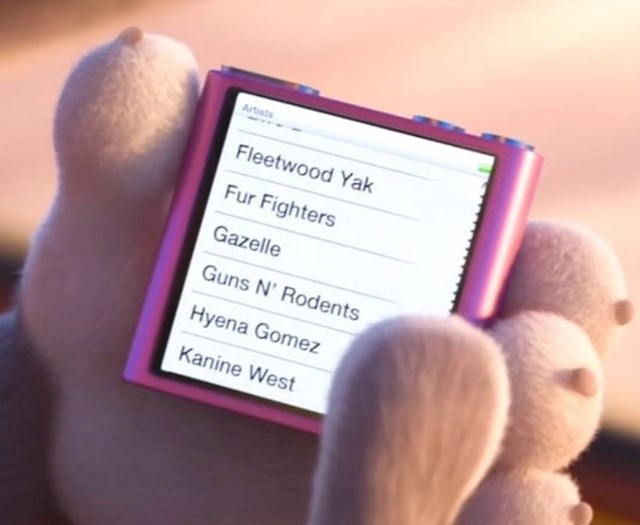 U filmu Zootropola, iPod Jodie Hoop pun je imena poznatih pjevača, ali izmijenjenih imena.