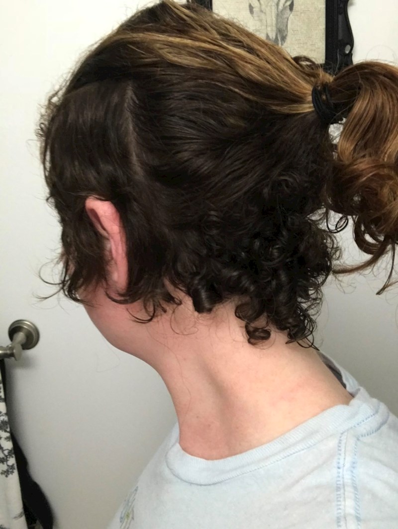 "Jedan dio kose mi raste ravno, a drugi kovrčavo"