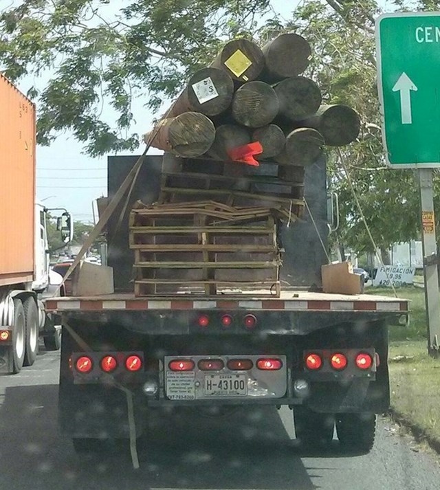 Noćna mora svakog vozača, koji se nađe iza kamiona s teretom