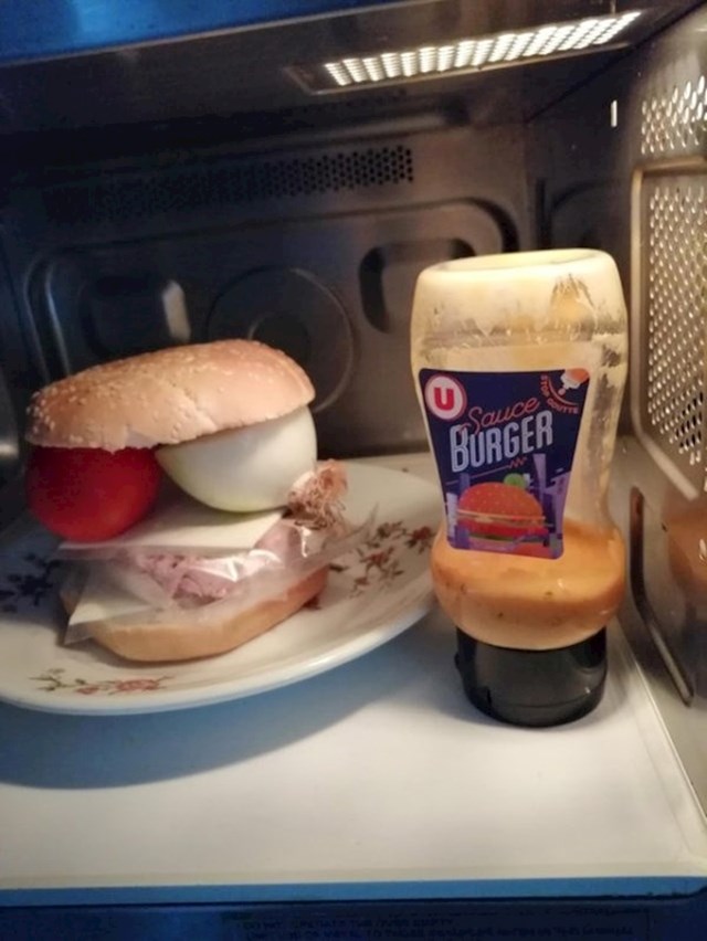 "Napravila sam sendvič svojoj mlađoj sestri"