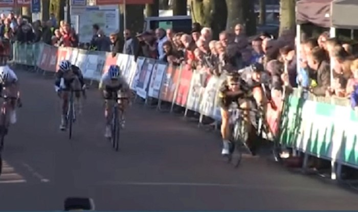 VIDEO Za biciklisticu je utrka završila taman prije ciljne linije, pogledajte što joj je osoba iz publike napravila