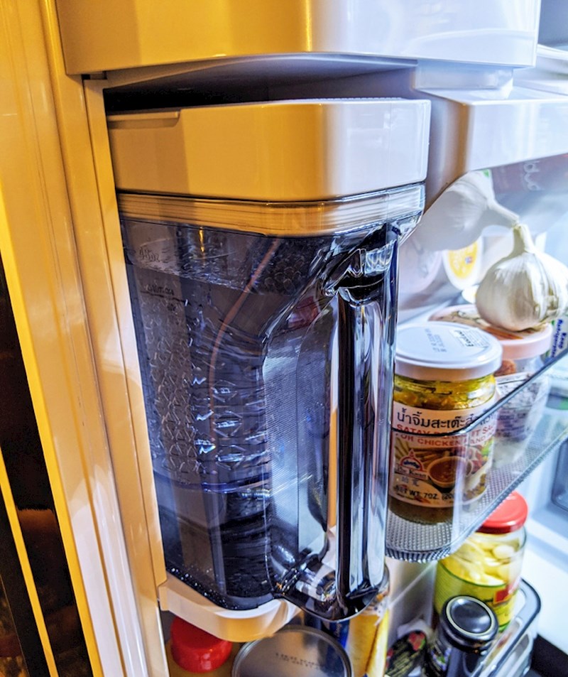 Bokal za vodu u hladnjaku koji se sam puni