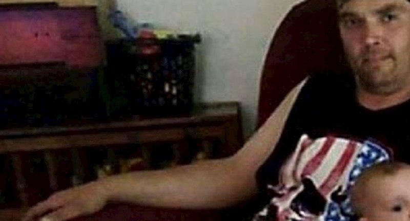 Slika oca i sina postala je hit zbog presmiješne slučajnosti