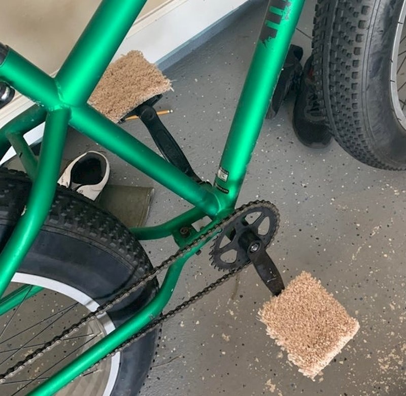 "Napravio je "tepihe" na pedalama bicikla da može voziti bosih nogu..."