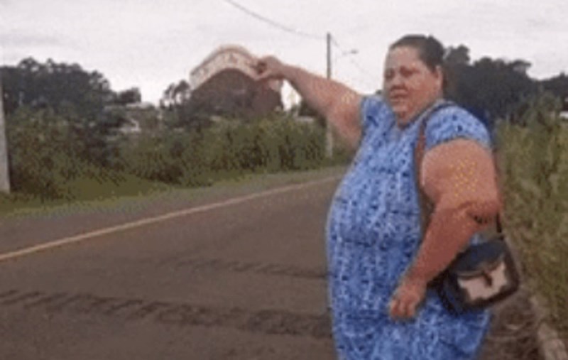 Žena je stopirala aute uz cestu, ovo nije očekivala