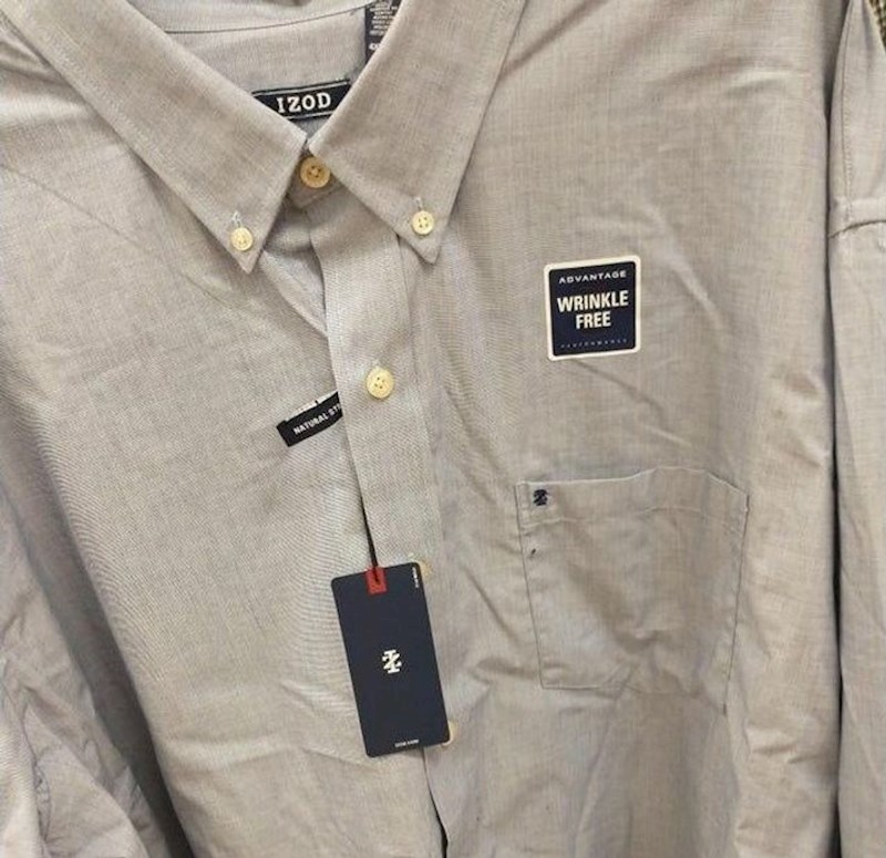 Zgužvana košulja na kojoj piše da se ne gužva...