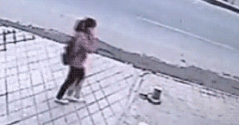 Djevojka je normalno šetala ulicom. Ono što se dogodilo je prilično jezivo