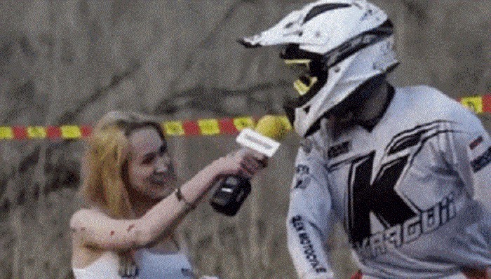 Voditeljica je intervjuirala dečka na motoru, shvatit ćete zašto je to bila loša ideja
