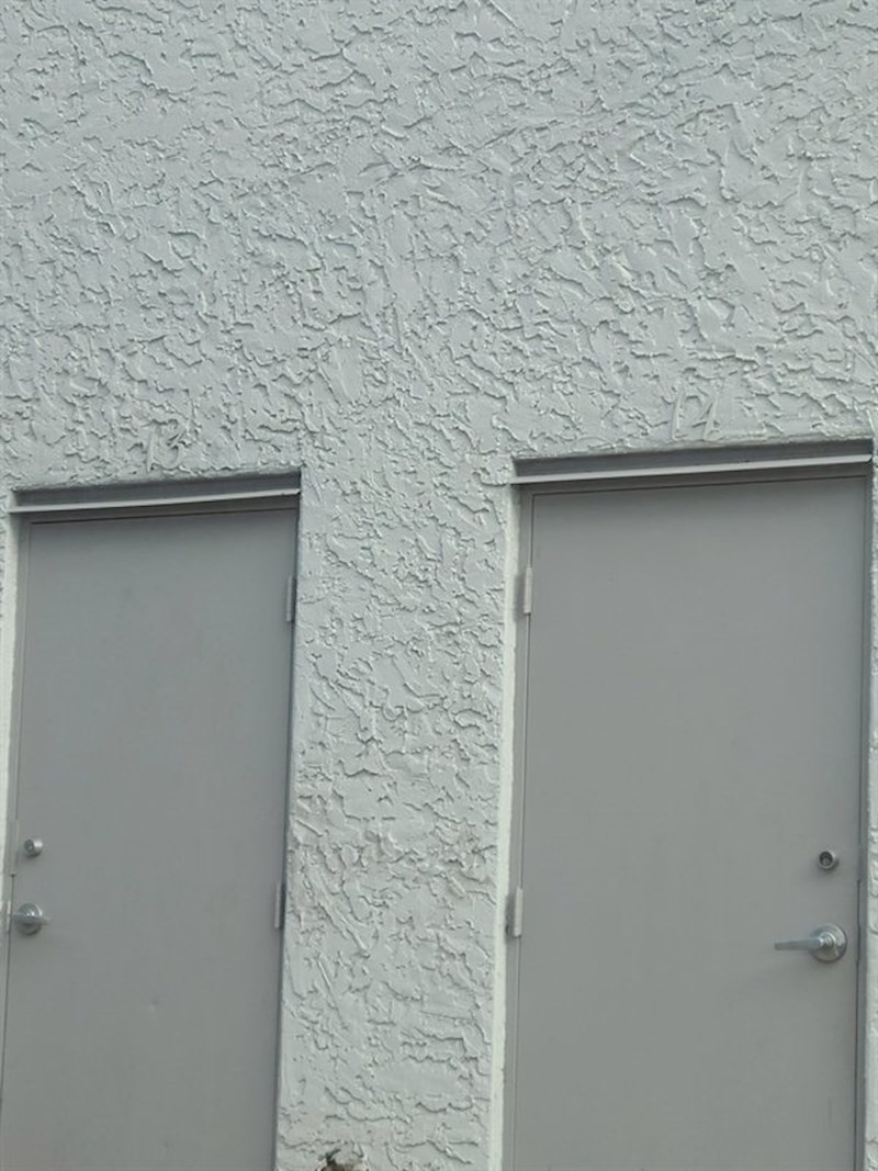 Vidite li brojeve iznad vrata?