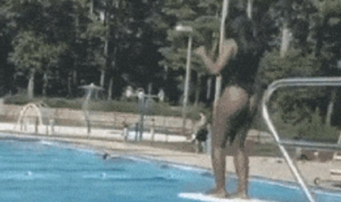 Cura je skakala u bazen, ono što se dogodilo šokiralo je sve oko nje