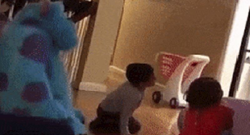 Tata je iznenadio djecu velikom plišanom igračkom, ovakvu reakciju nije očekivao