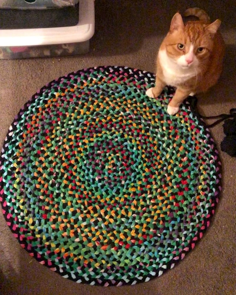 Ovaj tepih napravljen je od starih majica