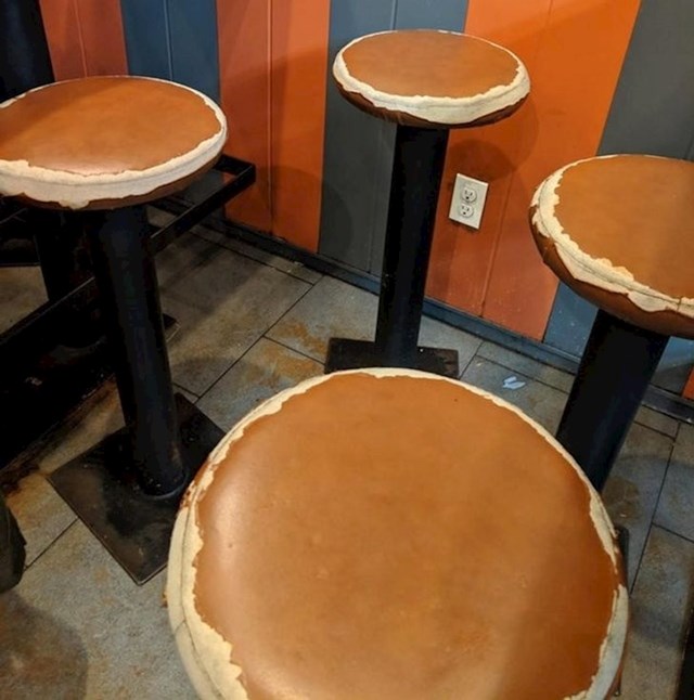 Zar je moguće da ovi stolci slučajno izgledaju isto kao palačinke?