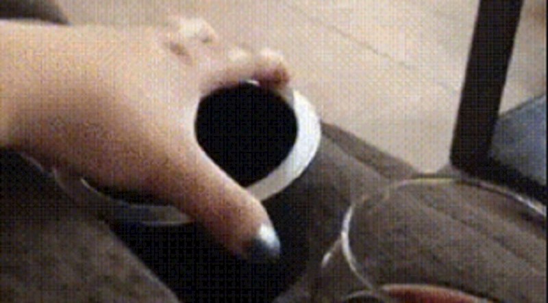 Opuštala se uz omiljeno piće, ali netko joj je prilično pomrsio planove