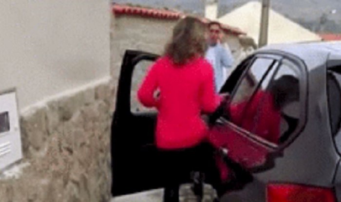 Ova žena nije baš najpametnija, pogledajte što je napravila kako bi ušla u auto