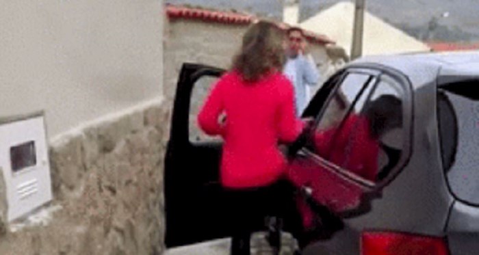 Ova žena nije baš najpametnija, pogledajte što je napravila kako bi ušla u auto