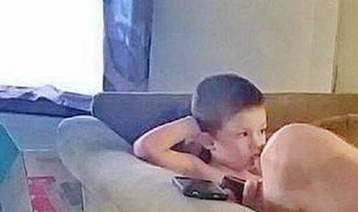 Mama se prvo uplašila, a onda pukla od smijeha kada je shvatila u što gleda