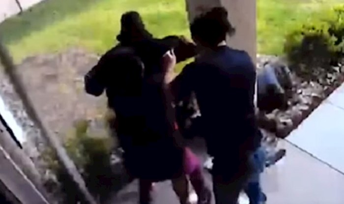Večerao je sam u svojoj kući, ubrzo je shvatio zbog čega je pametno biti dobar sa susjedima