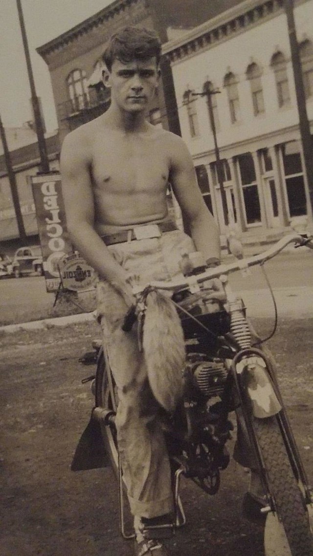 "Moj četrnaestogodišnji djed vozi bicikl 1949. godine"