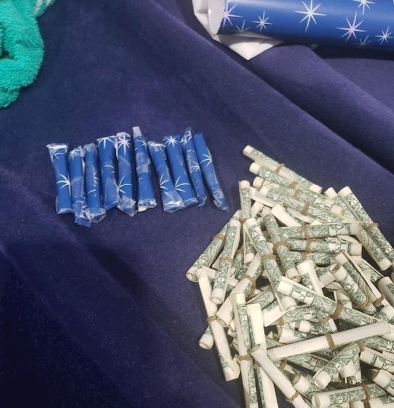 "Novčanice od sto dolara kao poklon bratu. Umotala sam svaku"